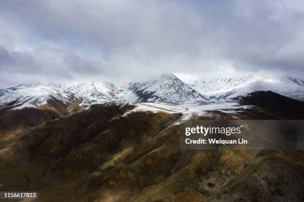 snow mountain in hoh xil, china - qinghai province ストックフォトと画像