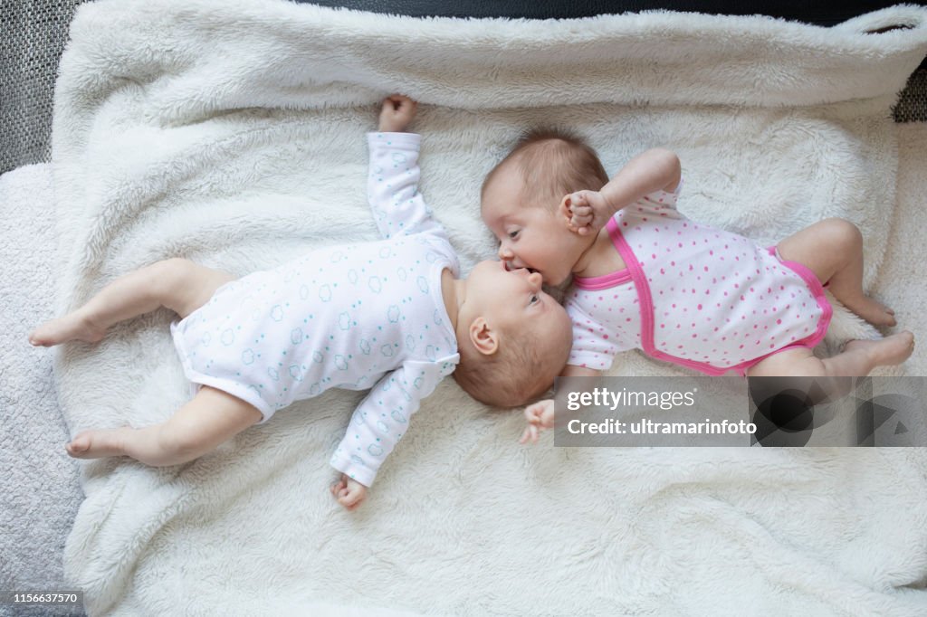 Neugeborene Zwillinge Baby