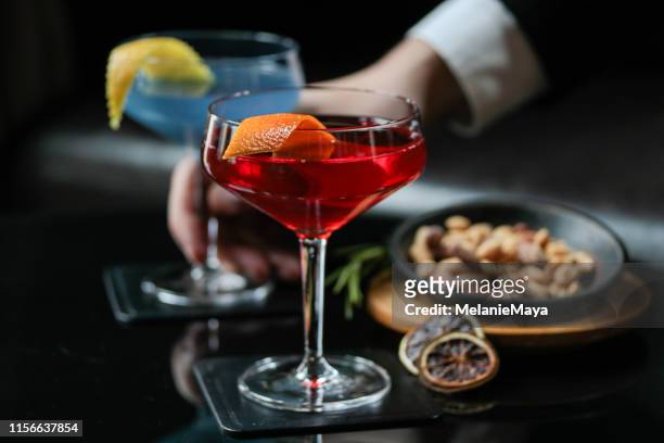 cocktail in der bar mit nüssen - aperitif stock-fotos und bilder