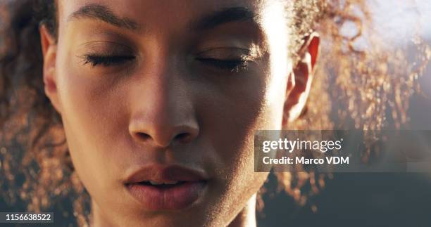 laat ze niet krijgen in je hoofd - sportsperson stockfoto's en -beelden