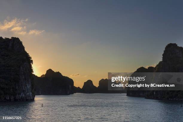 sunset in halong bay, vietnam. ha long, quang ninh. - ha long bay fotografías e imágenes de stock