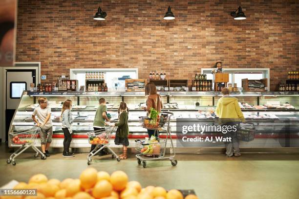 le magasin qui répond aux besoins de leur famille - mini grocery store photos et images de collection