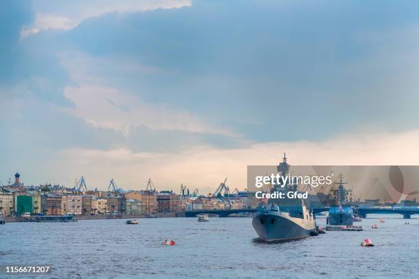 militair schip in sint-petersburg - sint petersburg rusland stockfoto's en -beelden