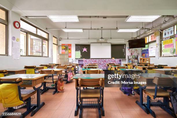 interior del aula en la escuela primaria - edificio de escuela secundaria fotografías e imágenes de stock