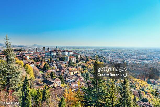 panorama der italienischen stadt bergamo. ansicht von oben. - lombardei stock-fotos und bilder
