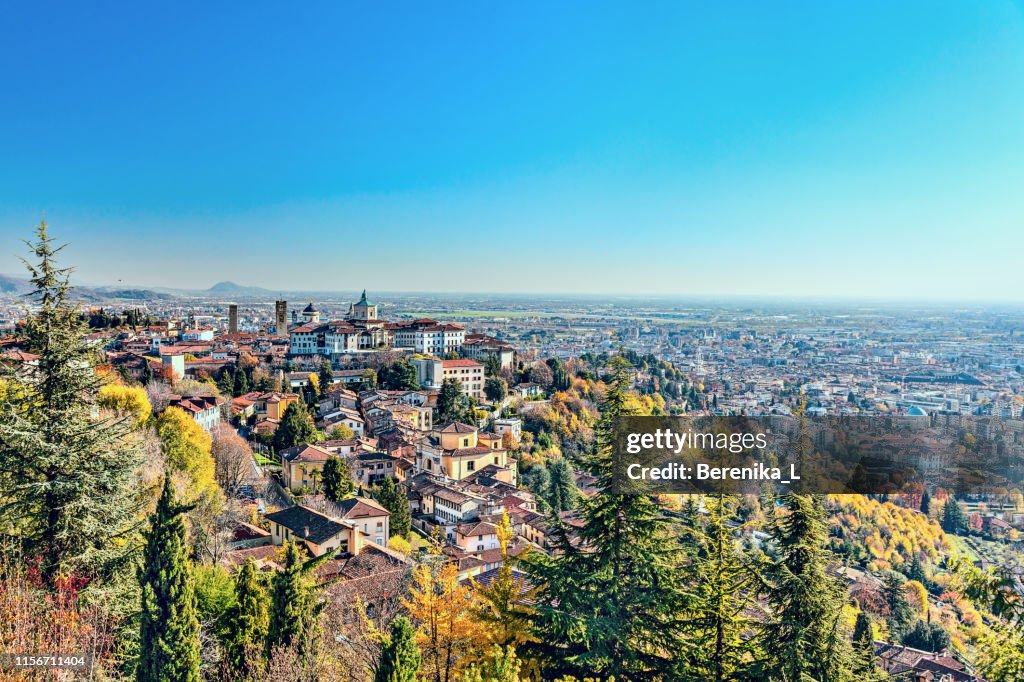 Panorama de la ciudad italiana de Bérgamo. Vista superior.