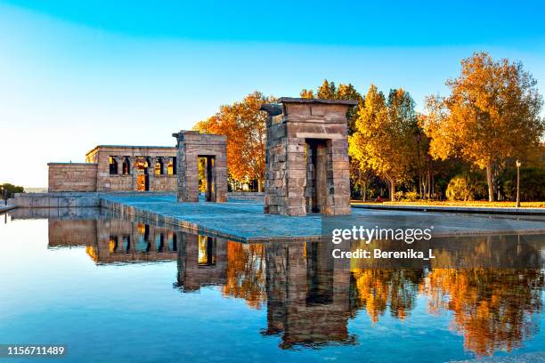 de meest ongewone attractie in madrid-de tempel van debod. - templo debod madrid stockfoto's en -beelden