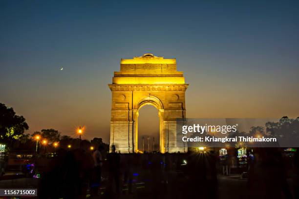 india gate at night, new delhi. - gateway of india mumbai stock pictures, royalty-free photos & images