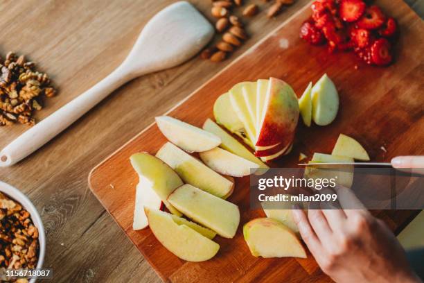 zubereitung von lebensmitteln - apple slice stock-fotos und bilder