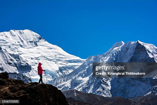 appreciating the himalaya mountain ranges in nepal. - hakuba fotografías e imágenes de stock