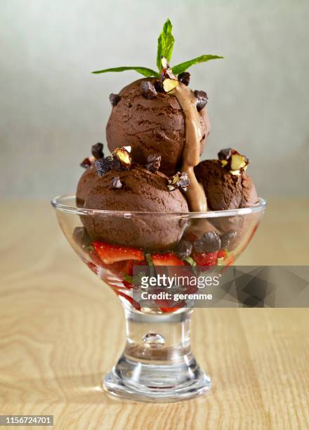 chocolade-ijs sundae - ice cream sundae stockfoto's en -beelden