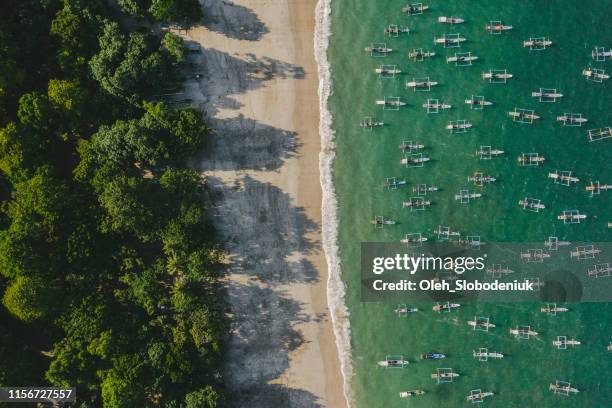 vue aérienne scénique de beaucoup de bateaux de pêche dans la lagune sur java - fishing village photos et images de collection