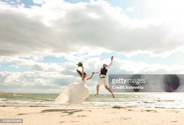 success wedding proposal - japanese couple beach stock pictures, royalty-free photos & images