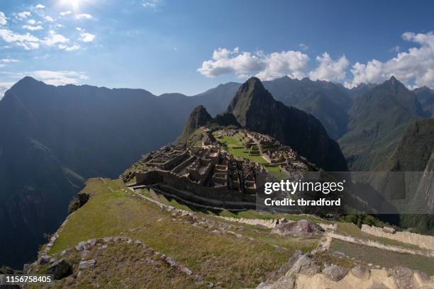 ペルーのマチュピチュとワイナピチュの広角図 - ワイナピチュ山 ストックフォトと画像