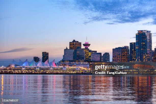 el centro de vancouver frente al mar y la vista de canada place en el crepúsculo - puerto de coal fotografías e imágenes de stock