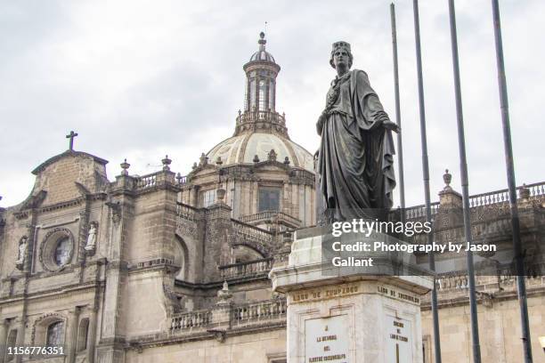 exterior of the mexico city metropolitan cathedral in mexico city on a rainy day. - cathédrale métropolitaine de mexico photos et images de collection
