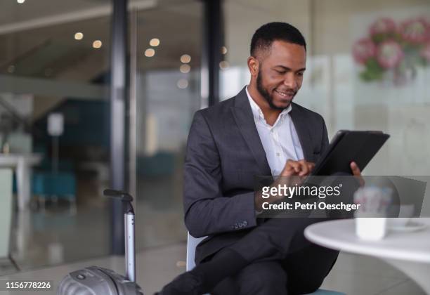african business man inchecken in een hotel. - business man technology travel stockfoto's en -beelden