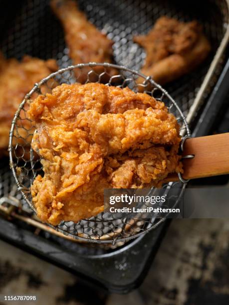 gebraden kip - gefrituurde kip stockfoto's en -beelden