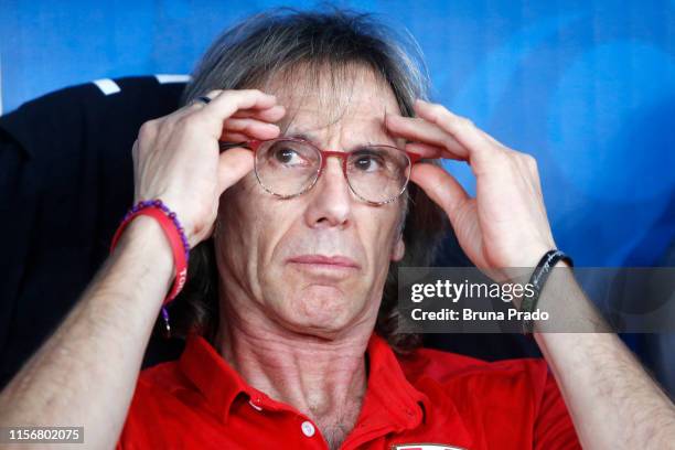 Ricardo Gareca head coach of Peru gestures during the Copa America Brazil 2019 group A match between Bolivia and Peru at Maracana Stadium on June 18,...