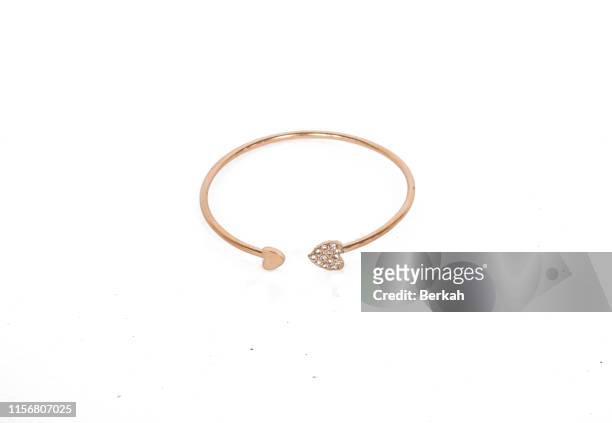 gold bracelets for children with white backgrounds - chain object stockfoto's en -beelden