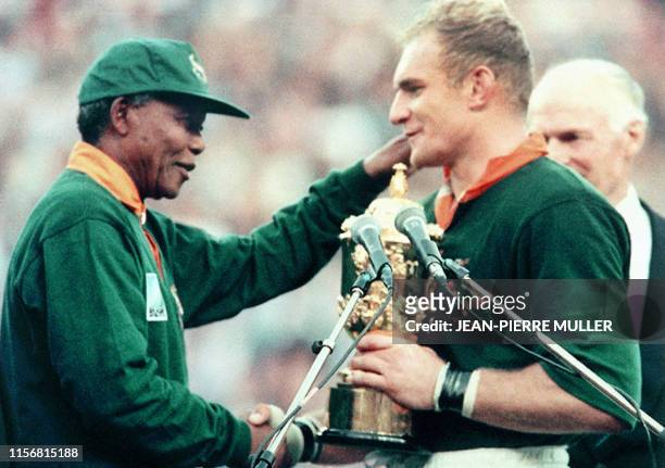 Picture taken on June 24, 1995 at Johannesburg showing South African President Nelson Mandela congratulating Springbok skipper François Pienaar after...