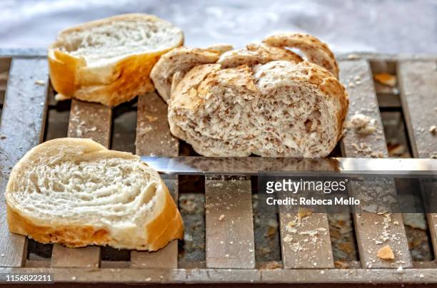 slices of bread on a wooden tray - white bread - fotografias e filmes do acervo