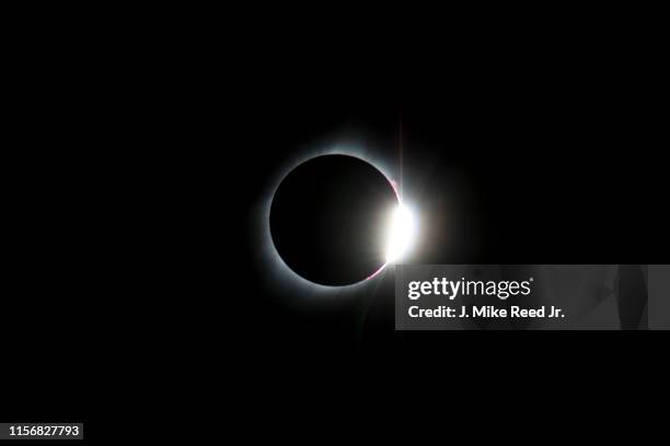 great american eclipse of 2017 - diamond ring - volledige verduistering stockfoto's en -beelden