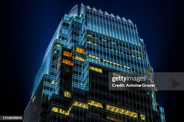 hong kong ifc night lights - two international finance center stock-fotos und bilder