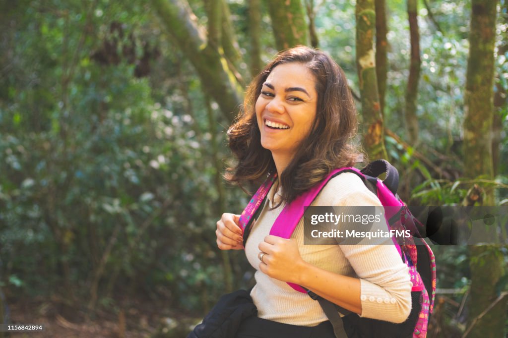 Mujer con mochila en la selva tropical