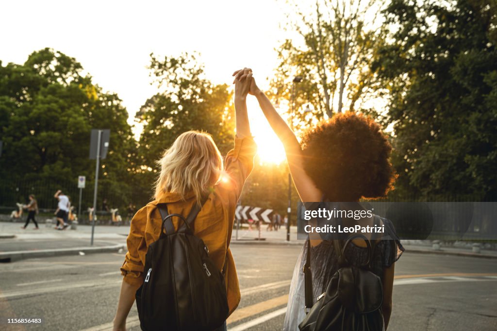 Chicas felices yendo a un concierto en Milán