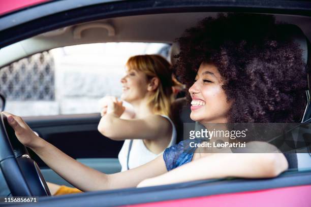 glückliche mädchen verbringen einen freien tag zusammen - girls driving a car stock-fotos und bilder