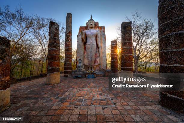 sunset scene of unesco's world heritage sukhothai historical park in sukhothai provinces, thailand - sukhothai stockfoto's en -beelden