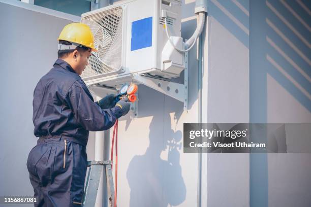 technician vacuum pump evacuates - ac repair stockfoto's en -beelden