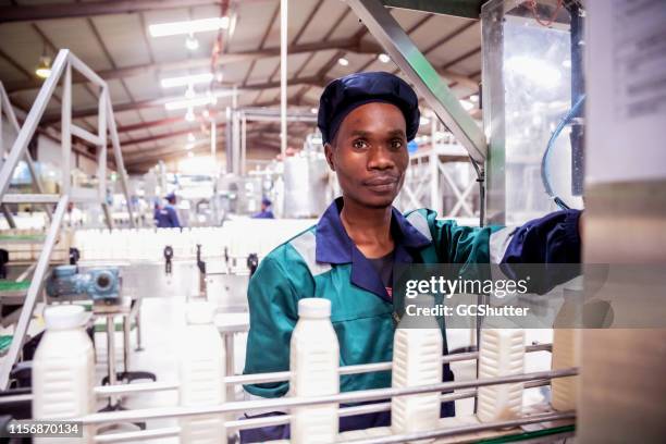 porträt eines milchvieharbeiters in afrika - entwicklungsland und arbeit stock-fotos und bilder