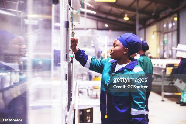 zuivelfabriek vrouwelijke productielijn operator op het werk - equal pay stockfoto's en -beelden