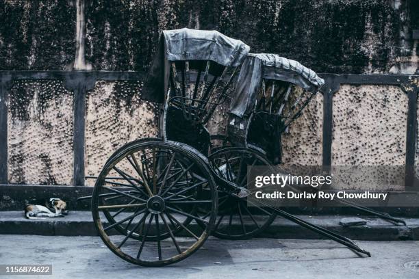 rickshaw in kolkata - 三輪タクシー ストックフォトと画像