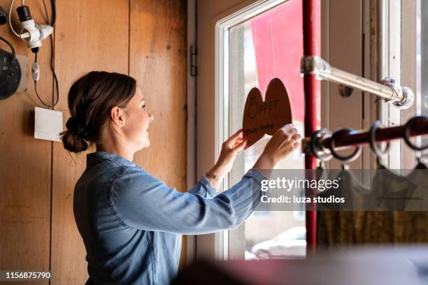 jonge vrouwelijke ondernemer werkzaam bij haar kleine workshop business - ambachtsman stockfoto's en -beelden