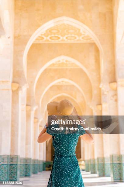 ハッサンiiモスクの廊下を歩く若い女性。 - モロッコ カサブランカ ストックフォトと画像