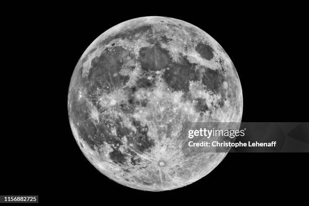 full moon in a dark sky - luna piena foto e immagini stock