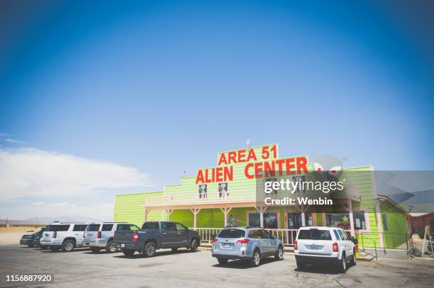 alien center in area 51 - numero 51 imagens e fotografias de stock