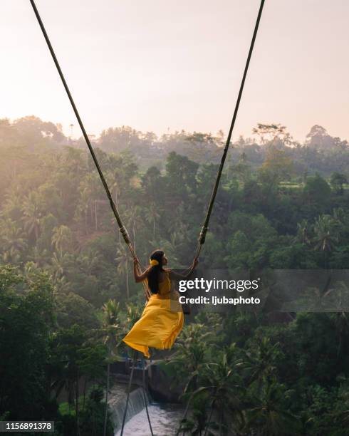 jeune femme heureuse appréciant dans son jour à la nature. - balançoire photos et images de collection