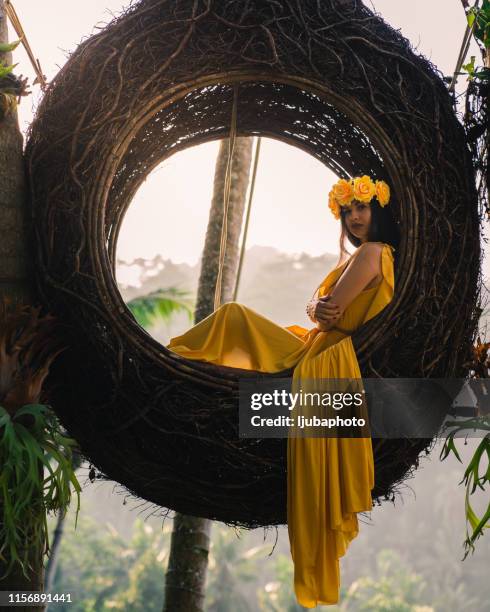 de belichaming van een tropische godin - fashion for peace stockfoto's en -beelden