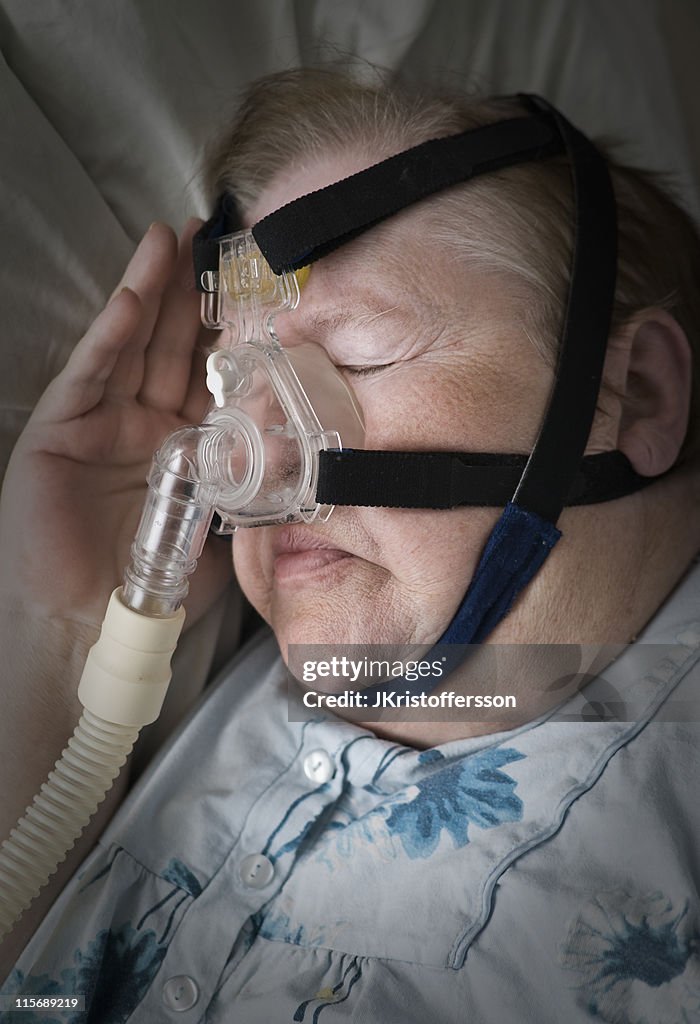 Sênior mulher com máscara de dormir CPAP