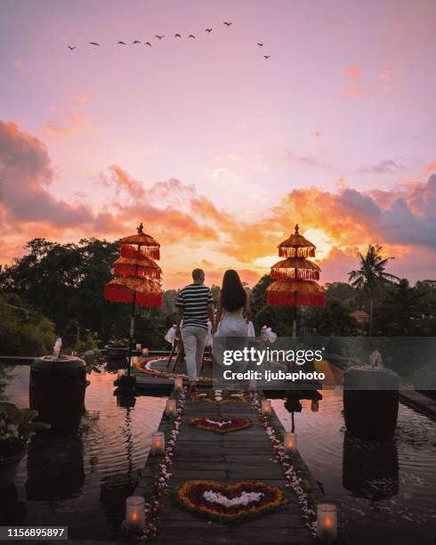 在浪漫中成長起來 - bali 個照片及圖片檔