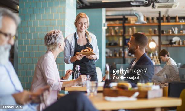 zakenmensen die een lunch pauze - kelner stockfoto's en -beelden