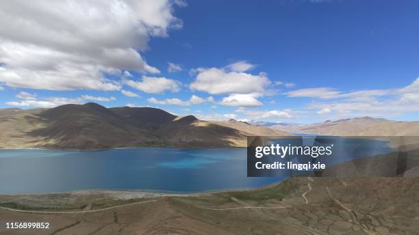 landscape of yangzhuoyongchou lake on the qinghai-tibet plateau in china under the blue sky and white clouds - pangong lake stockfoto's en -beelden