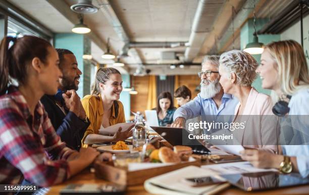 business people meeting in einem restaurant, bar - business restaurant gespräch stock-fotos und bilder