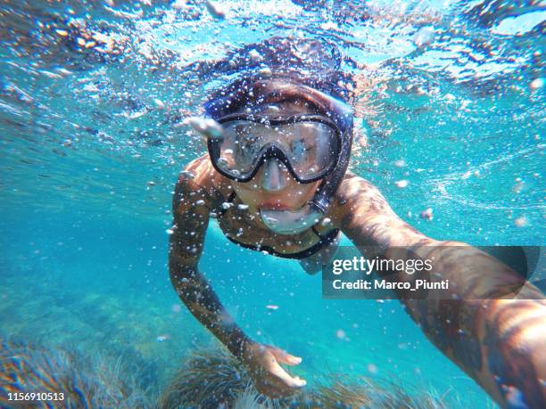 unga kvinnor simmar - snorkeling bildbanksfoton och bilder