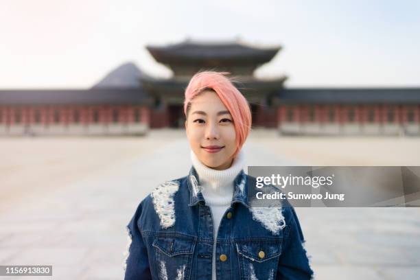 portrait of young woman with pink colored hair - korean ethnicity 個照片及圖片檔