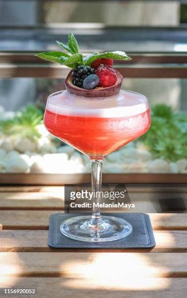 zomer berry cocktail - summer cocktails garden party drinks stockfoto's en -beelden